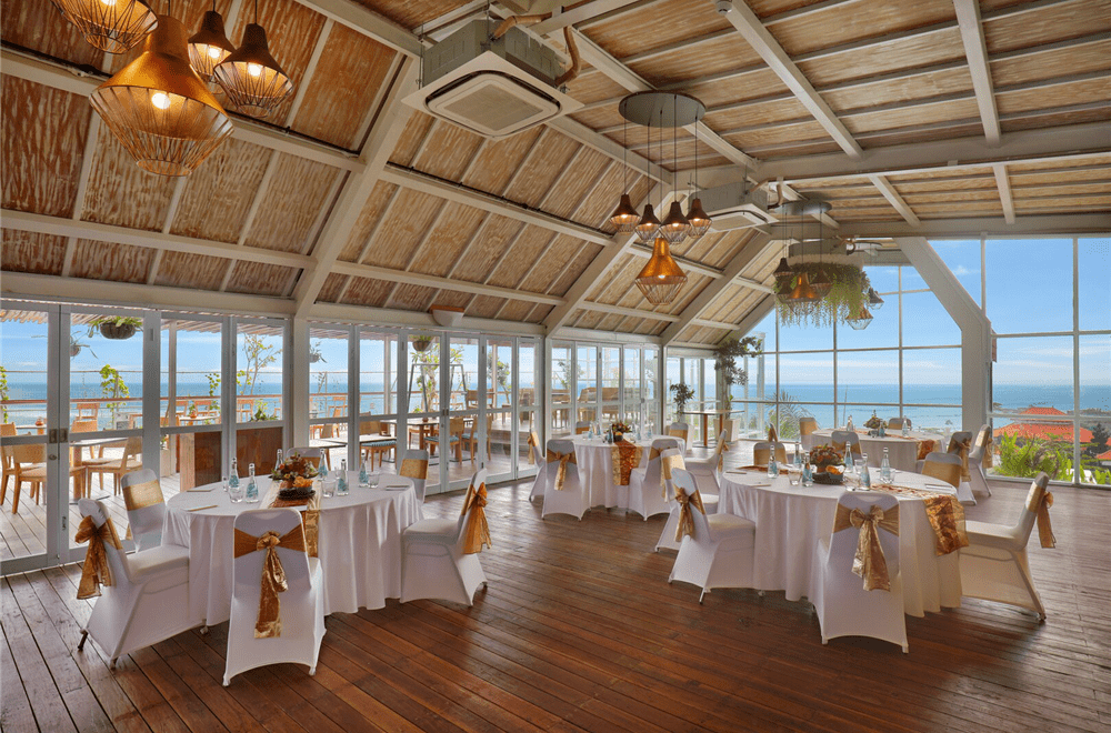Furniture for Dining, Socialising and Resort Living.