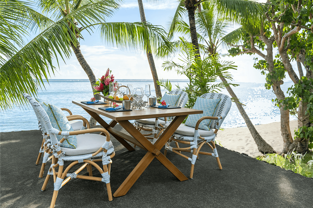 Built for Dining by the Coast.